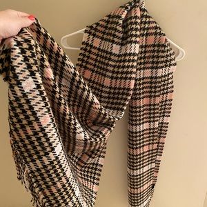 David & Young Houndstooth Scarf / Wrap